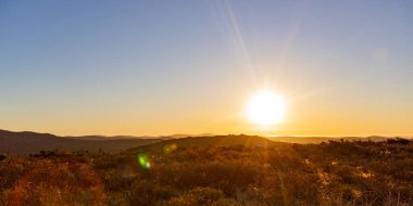 Güney Afrika 'nın Namaqualand bölgesinde gün batımı manzarası
