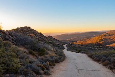 Güney Afrika 'nın Namaqualand bölgesinde 4x4 dağ yolu