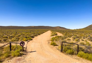 Güney Afrika 'nın Namaqualand bölgesindeki tarım arazisine giriş yolu