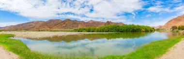Richtersveld Ulusal Parkı 'ndaki De Hoop kamp alanındaki Orange River manzarası, Güney Afrika' nın çorak bölgesi.