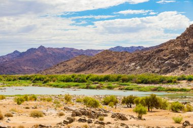 Richtersveld Ulusal Parkı 'ndaki Orange River manzarası, Güney Afrika' nın çorak bölgesi.