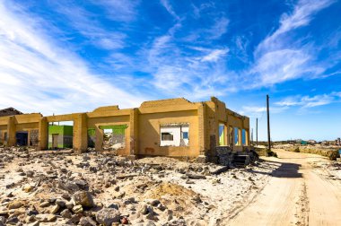 Güney Afrika, Port Nolloth, Batı Yakası 'nda terk edilmiş küçük bir bina.