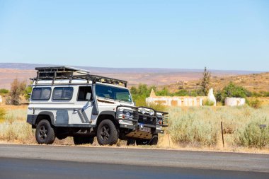 Namaqualand, Güney Afrika - 9 Mart 2024: Eski Land Rover Defender ulusal bir otoyolun yanına park etti