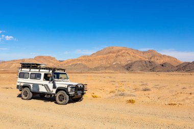Richtersveld, Güney Afrika - 12 Mart 2024: Eski Land Rover Defender kurak bölgede bir çakıl yoluna park etti