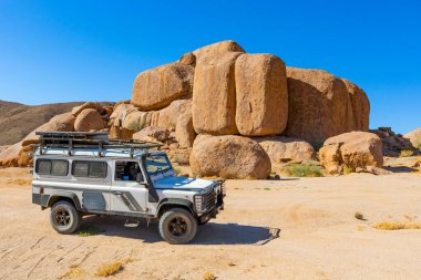 Richtersveld, Güney Afrika - 13 Mart 2024: Eski Land Rover Defender kurak bölgedeki bir kamp alanına park etti