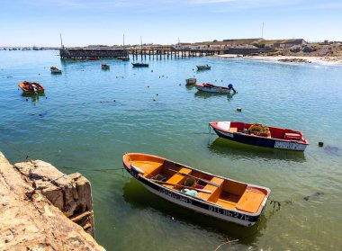 Port Nolloth, Güney Afrika - 16 Mart 2024: Kıyı kasabasında küçük balıkçı tekneleri