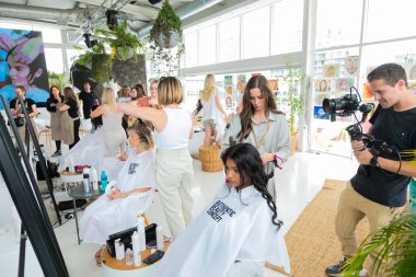 Cape Town, Güney Afrika - 15 Kasım 2022: Kuaförde genç bayan modeller üzerinde çalışan profesyonel stilist