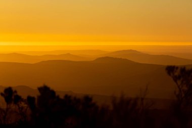 Güney Afrika 'nın Namaqualand bölgesindeki dağların günbatımı manzarası
