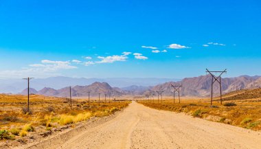 Richtersveld Ulusal Parkı, Güney Afrika 'ya giden elektrik hatlarının görüntüsü.