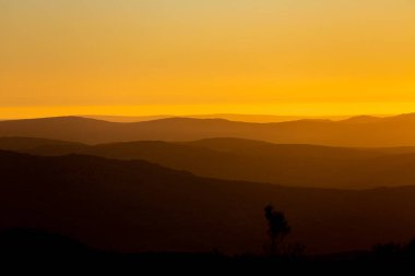 Güney Afrika 'nın Namaqualand bölgesindeki dağların günbatımı manzarası