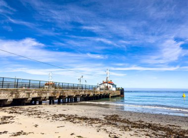 Port Nolloth, Güney Afrika 'nın batı kıyısındaki küçük bir kasabadaki eski iskelede.