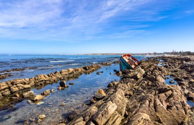 Kayalık sahil şeridindeki gemi enkazı Güney Afrika 'nın Port Nolloth kasabasında.