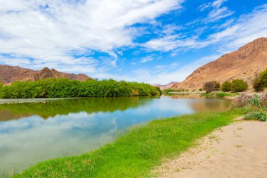 Richtersveld Ulusal Parkı 'ndaki De Hoop kamp alanındaki Orange River manzarası, Güney Afrika' nın çorak bölgesi.