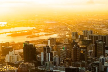 Cape Town, Güney Afrika - 10 Nisan 2024: Gündoğumunda Cape Town Liman ve Merkez İş Bölgesi manzarası arttı