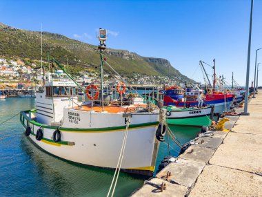 Cape Town, Güney Afrika - 11 Aralık 2023: Küçük balıkçı tekneleri Kalk Körfezi Limanı 'na yanaştı