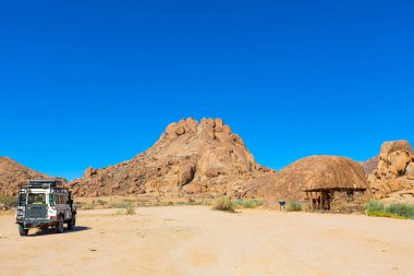 Richtersveld, Güney Afrika - 13 Mart 2024: Eski Land Rover Defender kurak bölgedeki bir kamp alanına park etti