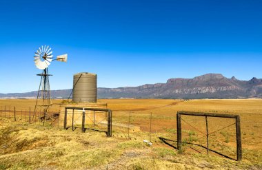 Güney Afrika 'nın Namaqualand tarım bölgesinde rüzgar değirmeni pompası