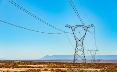 Güney Afrika 'nın Namaqualand bölgesinde elektrik iletim pilonu