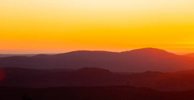 Güney Afrika 'nın Namaqualand bölgesindeki dağların günbatımı manzarası