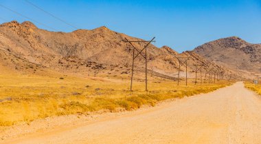 Güney Afrika 'daki Richtersveld Ulusal Parkı' ndaki çorak arazide toprak yol.