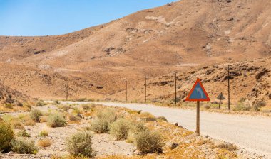 Güney Afrika 'daki Richtersveld Ulusal Parkı' nda keskin dönüş levhası.