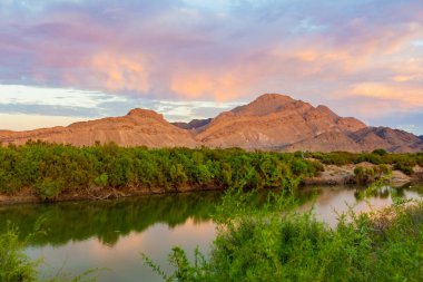 Güney Afrika 'daki Richtersveld Ulusal Parkı' nda Orange Nehri üzerinde gün doğumu., 