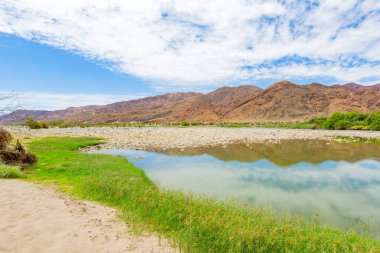 Richtersveld Ulusal Parkı 'ndaki De Hoop kamp alanındaki Orange River manzarası, Güney Afrika' nın çorak bölgesi.
