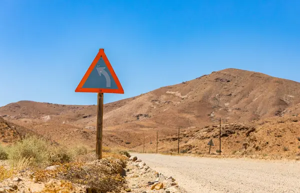 Güney Afrika 'daki Richtersveld Ulusal Parkı' nda keskin dönüş levhası.