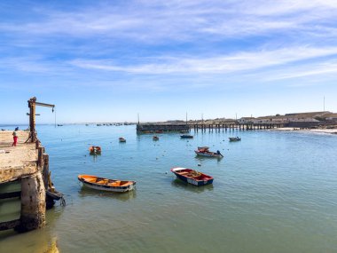 Port Nolloth, Güney Afrika - 16 Mart 2024: Kıyı kasabasında küçük balıkçı tekneleri