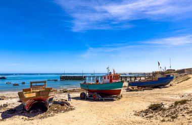 Port Nolloth, Güney Afrika - 16 Mart 2024: Kıyı kasabasında balıkçı tekneleri