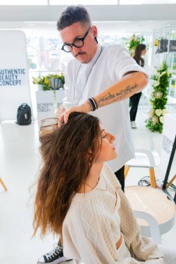 Cape Town, Güney Afrika - 15 Kasım 2022: Kuaförde genç bayan modeller üzerinde çalışan profesyonel stilist