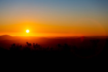Güney Afrika 'nın Namaqualand bölgesindeki dağların dramatik günbatımı manzarası