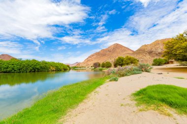 Richtersveld Ulusal Parkı 'ndaki De Hoop kamp alanındaki Orange River manzarası, Güney Afrika' nın çorak bölgesi.