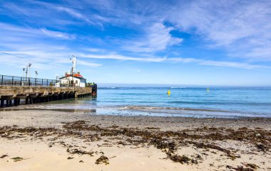 Port Nolloth, Güney Afrika 'nın batı kıyısındaki küçük bir kasabadaki eski iskelede.