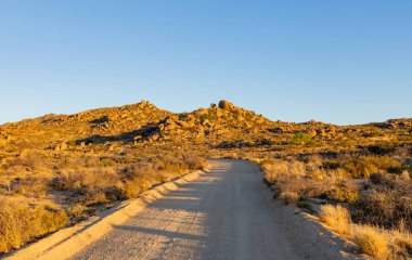 Güney Afrika 'nın Namaqualand bölgesindeki çakıllı toprak yol