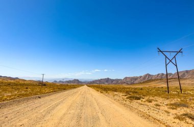 Güney Afrika 'daki Richtersveld Ulusal Parkı' ndaki çorak arazi ve yol.