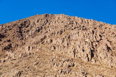 Richtersveld Ulusal Parkı 'nda seyrek çöl manzarası, Güney Afrika' nın çorak bölgesi.