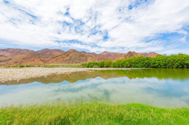 Richtersveld Ulusal Parkı 'ndaki De Hoop kamp alanındaki Orange River manzarası, Güney Afrika' nın çorak bölgesi.