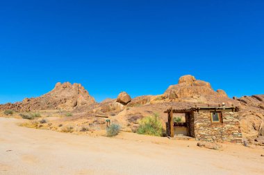 Güney Afrika 'nın çorak bölgesi olan Richtersveld Ulusal Parkı' ndaki Kokerboomkloof Kamp Alanı
