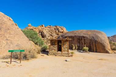Güney Afrika 'nın çorak bölgesi olan Richtersveld Ulusal Parkı' ndaki Kokerboomkloof Kamp Alanı