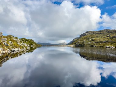 Cape Town engebeli dağlarının tepesindeki rezervuar barajının manzarası