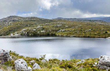 Cape Town engebeli dağlarının tepesindeki rezervuar barajının manzarası