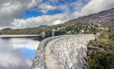 Cape Town engebeli dağlarının tepesindeki baraj duvarının manzarası