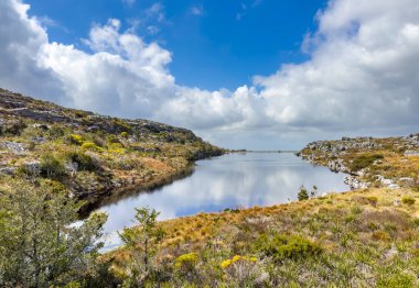 Cape Town engebeli dağlarının tepesindeki rezervuar barajının manzarası