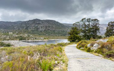 Cape Town engebeli dağlarının tepesindeki rezervuar barajının manzarası