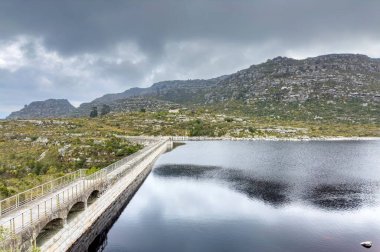 Cape Town engebeli dağlarının tepesindeki baraj duvarının manzarası