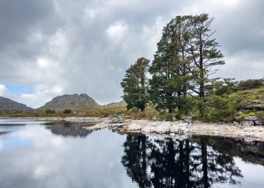 Cape Town engebeli dağlarının tepesindeki rezervuar barajının manzarası