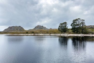 Cape Town engebeli dağlarının tepesindeki rezervuar barajının manzarası