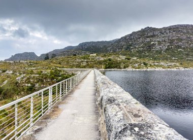 Cape Town engebeli dağlarının tepesindeki baraj duvarının manzarası