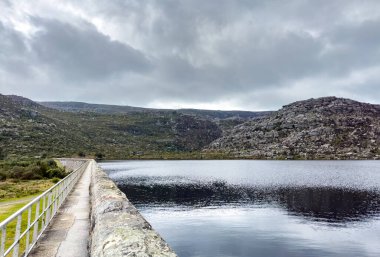 Cape Town engebeli dağlarının tepesindeki baraj duvarının manzarası